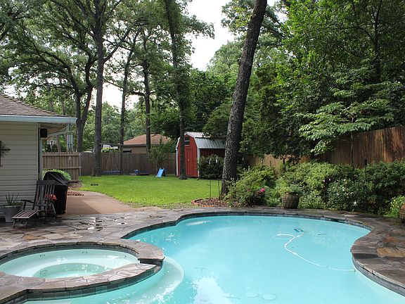 view of pool and back yard