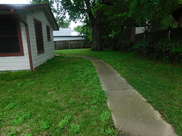 1007 Davis St N — Photo 23