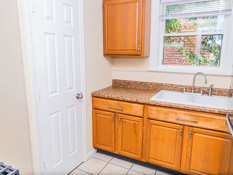 1518 Porter St — Photo 5