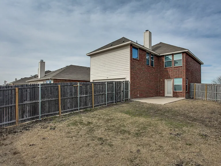 698 Austin Ln — Photo 17
