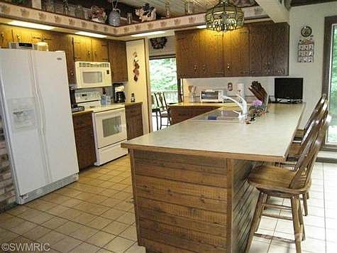 Light & Bright Kitchen w/ snackbar