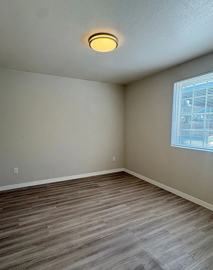 Castle Apartments — Photo 4