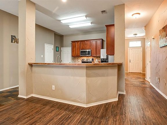 3rd image of 644 Cranbrook Dr