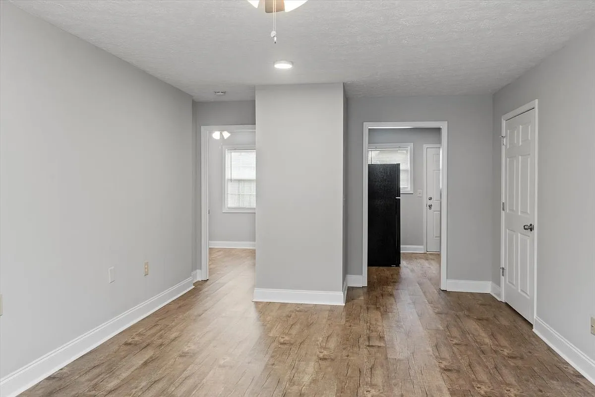 218 N Midland Ave — Photo 2