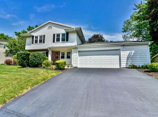 1227 Wedgewood Dr, Waukesha, WI 53186