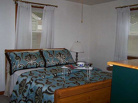 4th image of 1736 Raymond Ave