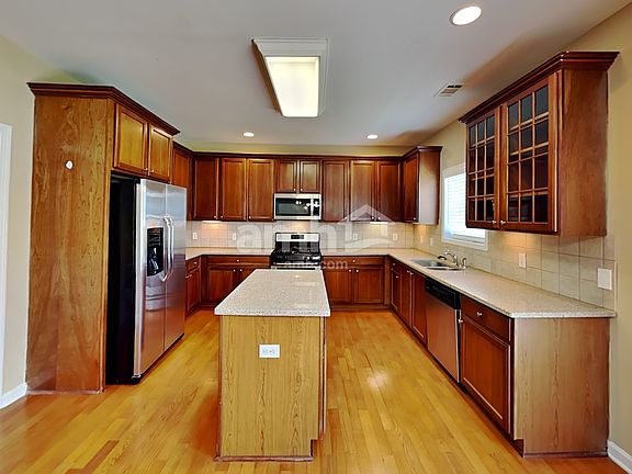 3rd image of 51 Horseshoe Ct