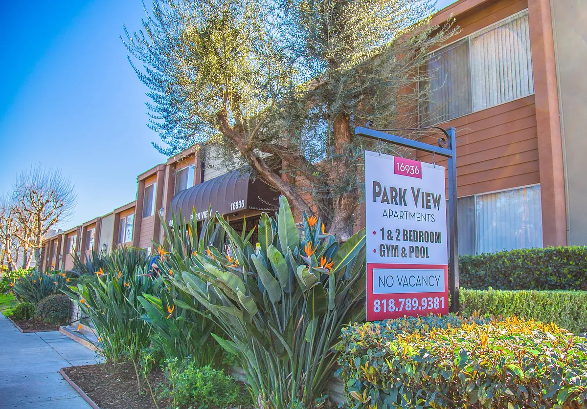 Photo 2 of 18 - Parkview Apartments - Encino, CA Building Photo - Parkview Apartments