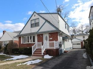 152 E Oxford St, Valley Stream, NY 11580