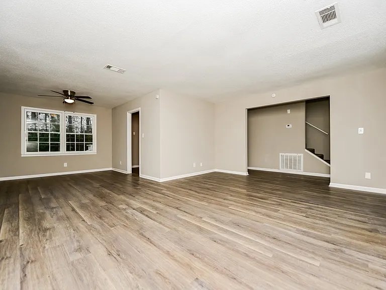 1472069_018_living_room_13458709.jpg