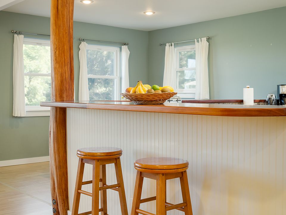 Kitchen bar, perfect for enjoying fresh local fruit!