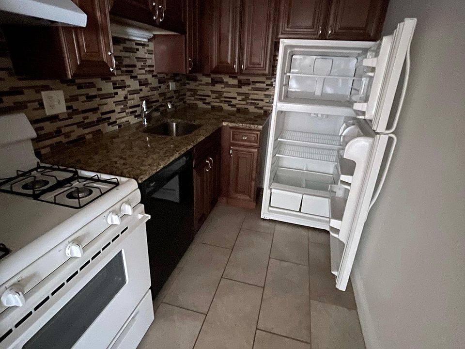 1st image of 3710 N Pine Grove Ave #3314
