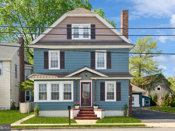 65 Chestnut St, Elmer, NJ 08318