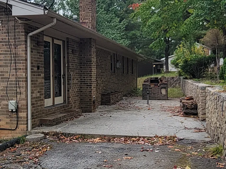 1806 Hawthorne Ave — Photo 2