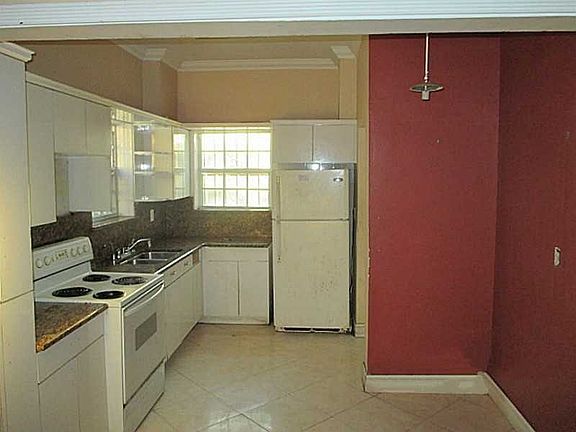 4th image of 802 NE 146th St