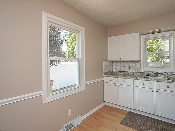 5th image of 69 Willow Wood Dr