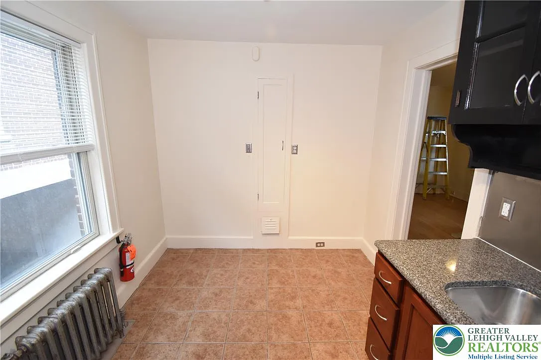 2 bed, 1.0 bath, 1040 sqft, $1,650 — Photo 4