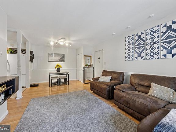 2nd image of 302 River Rd APT D8
