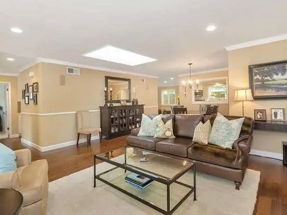 5th image of 669 Rock Island Cir