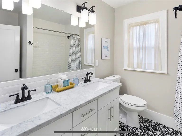 5018 35th Ave NE — Photo 8