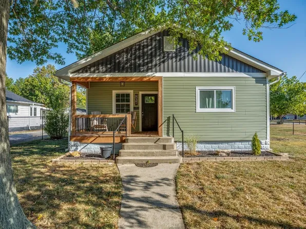 837 E Henry St, Staunton, IL 62088
