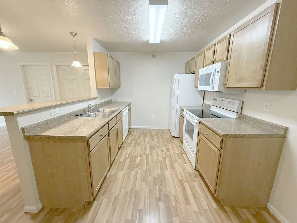 Maple Creek Apartments — Photo 4