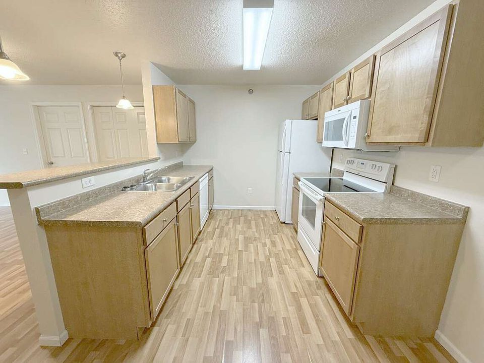 Maple Creek Apartments Living 2 bed 2 bath 1250 Kitchen