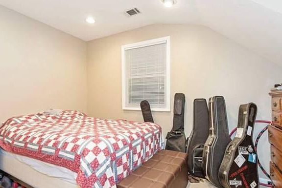 4th image of 2141 W Belle Plaine Ave #1