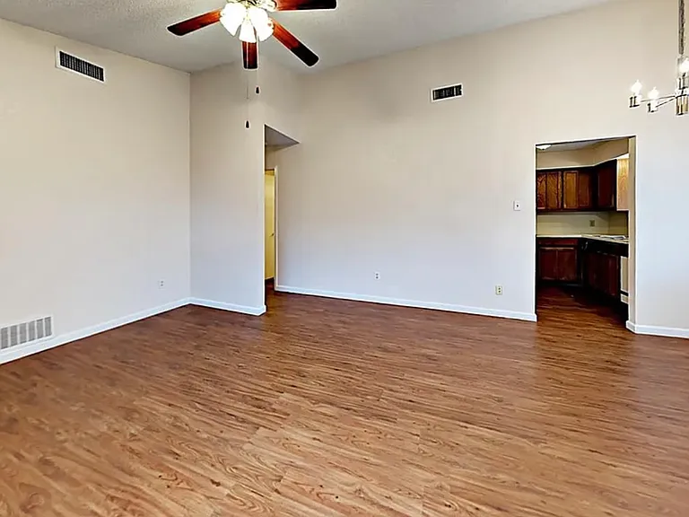 1101 Suburban Dr — Photo 2