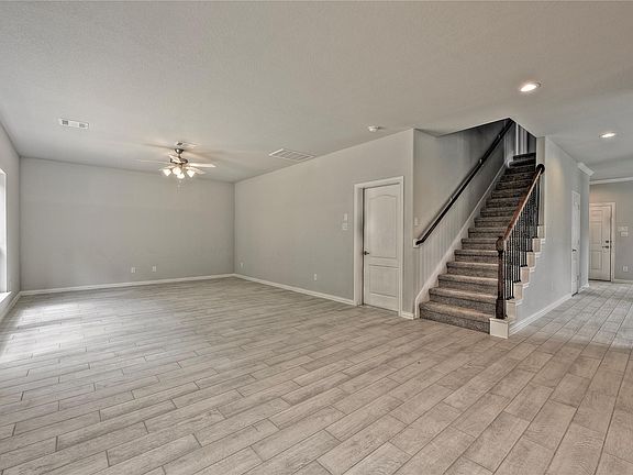 5th image of 134 Scarlet Dr
