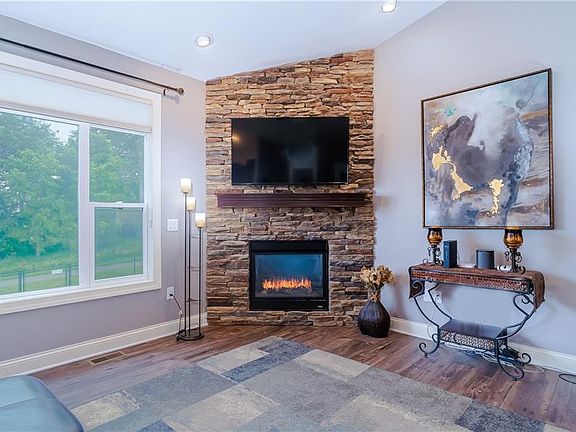 4th image of 1531 Tuscany Dr SE