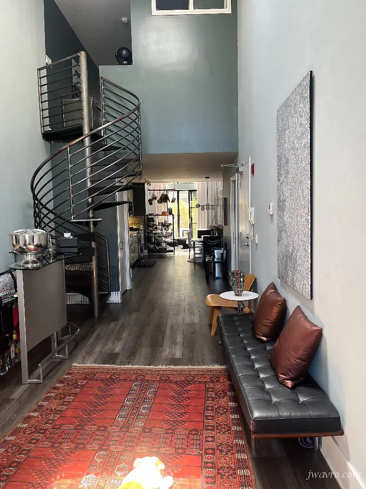 Furnished! Custom Designed Loft. Top Floor. City Views! — Photo 4