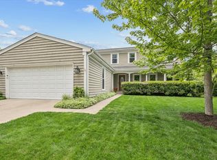 250 Wilshire Rd, Lake Forest, IL 60045