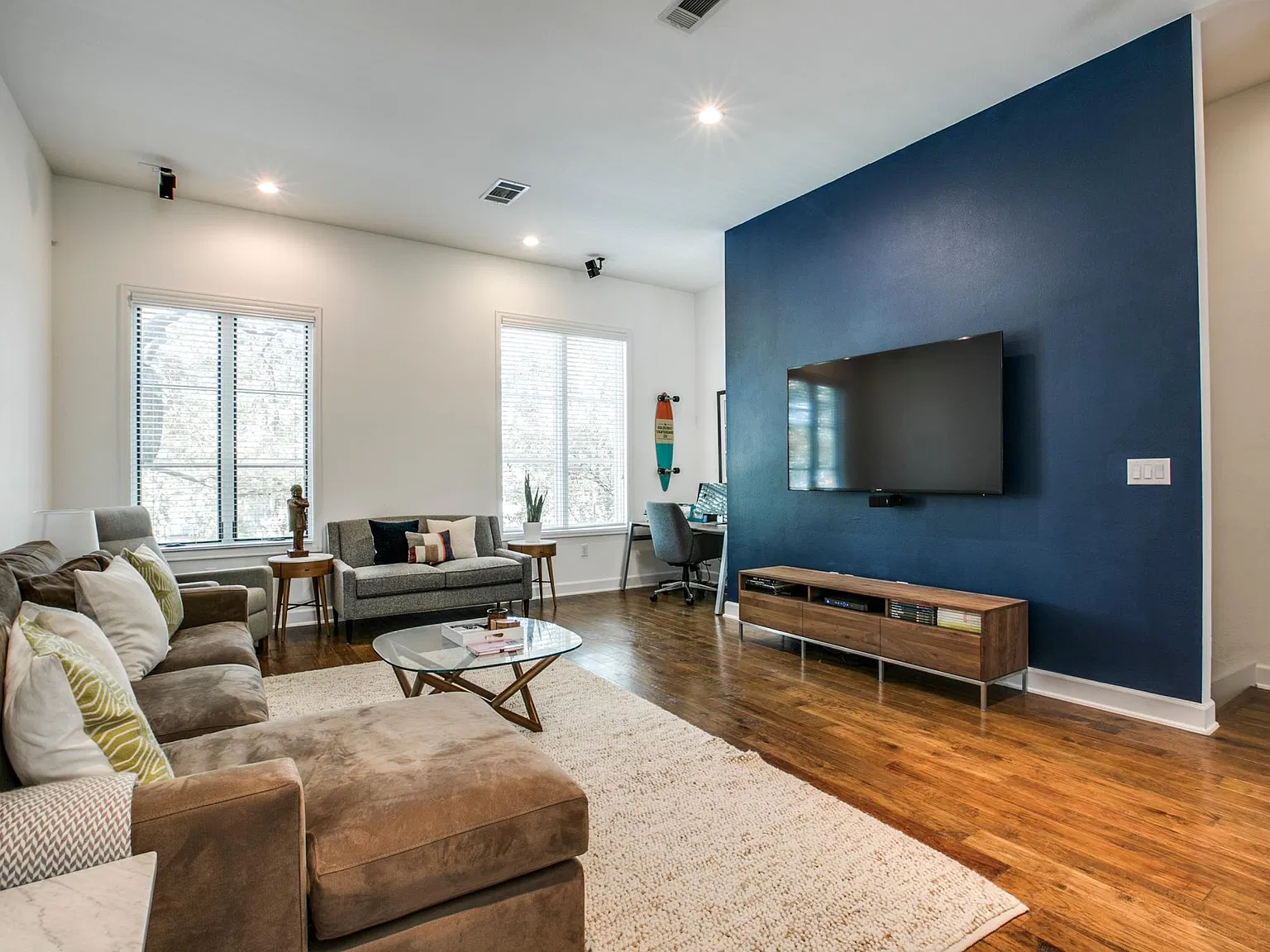 2 bed, 2.5 bath, 2041 sqft, $4,300 — Photo 4