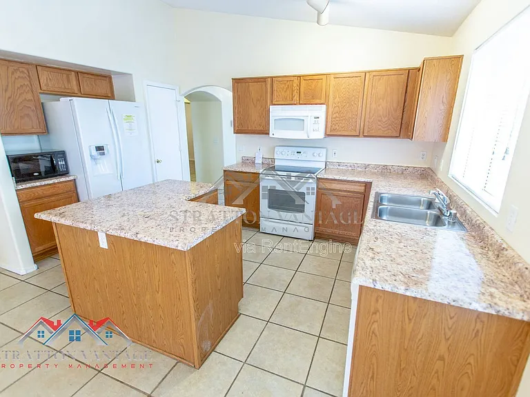 11801 W Paradise Dr — Photo 11