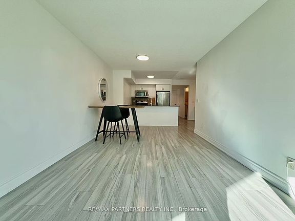 4th image of 19 Grand Trunk Cres #1715