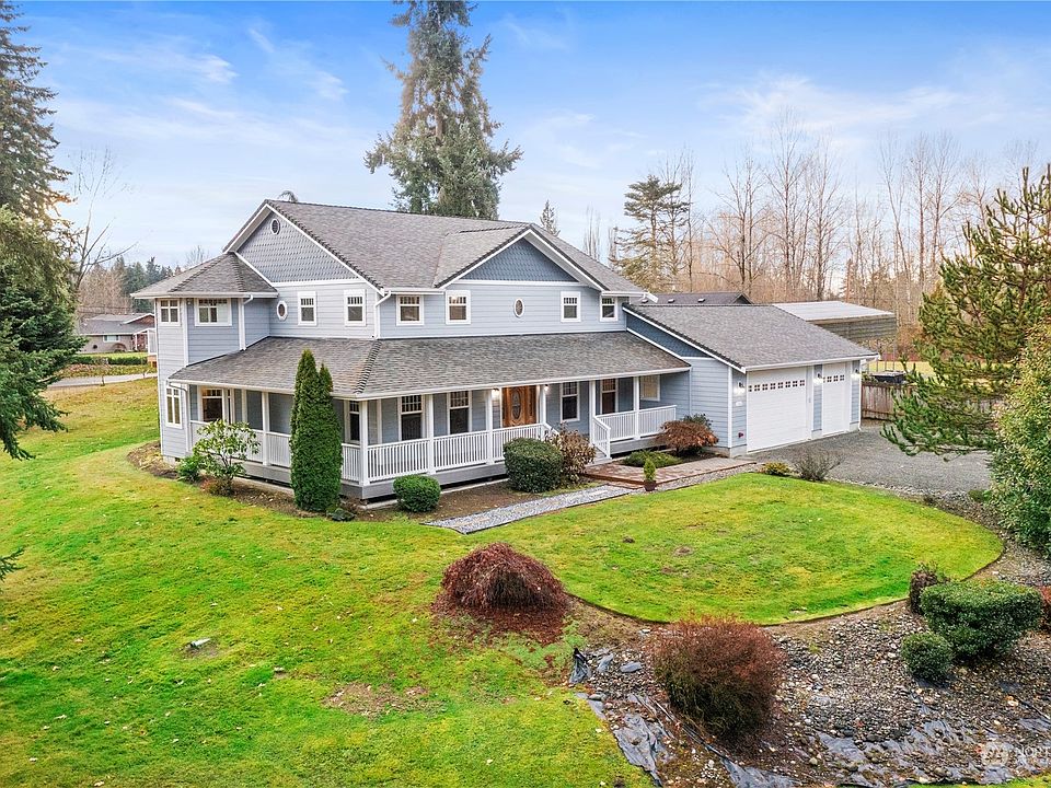 Beautiful 3303 sq. ft. 3 bed 2 3/4 bath in desirable Edgewood Community is ready for you to move in and call home.>