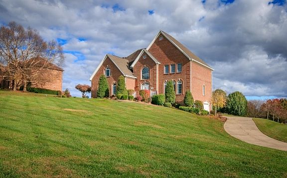 2nd image of 100 Surrey Ln