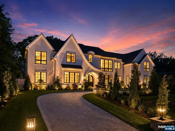 90 Essex Dr, Tenafly, NJ 07670