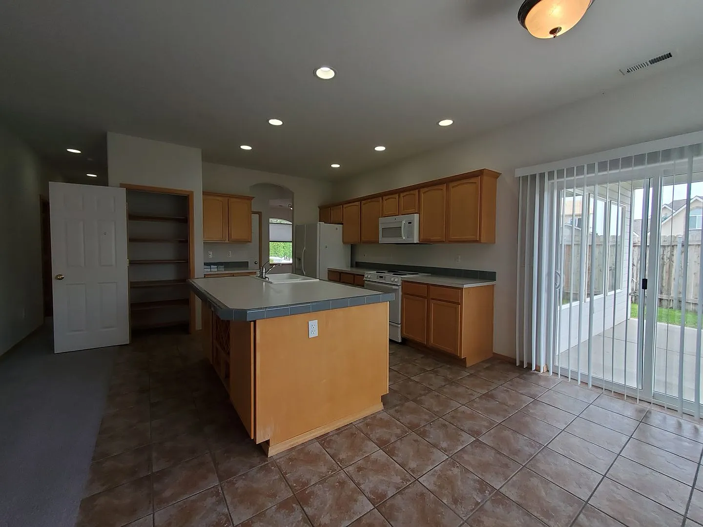 Beautiful South Richland 3-Bedroom Rambler with Open Floor Plan & Spacious Primary Suite! — Photo 2