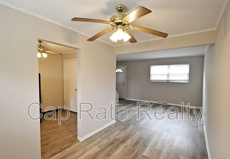 1226 Parkview Dr — Photo 8