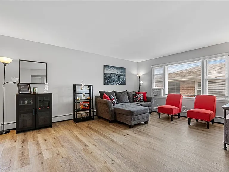 Renovated apartment with pool and parking — Photo 12