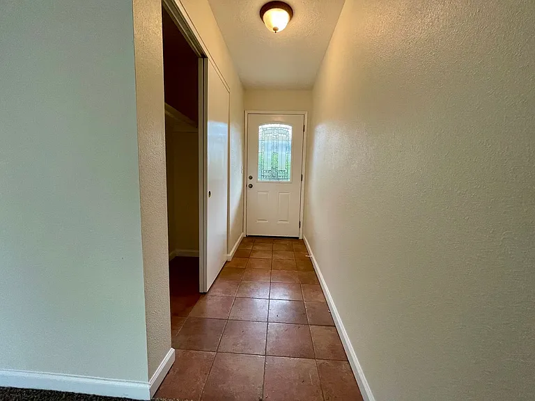 Gresham Duplex with Private Yard and a Single Car Garage! Gresham Station! — Photo 4