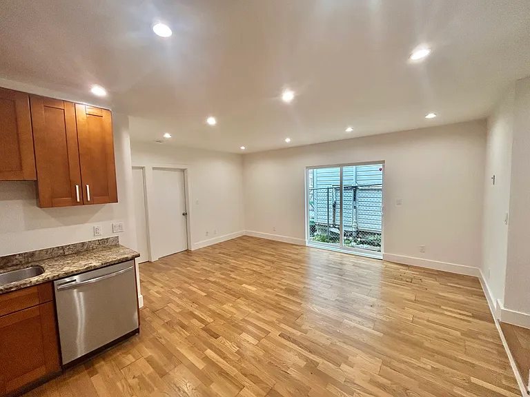 1379 Revere Ave #B — Photo 32