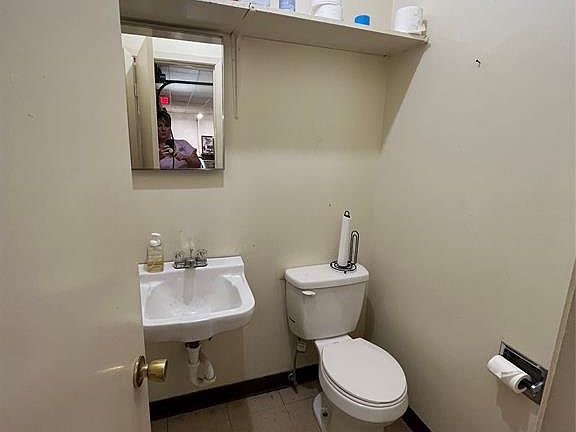 3rd image of 833 Butternut St