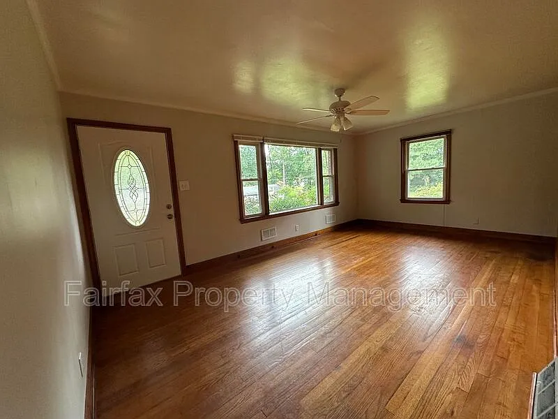 3 bed, 1.0 bath, $1,500 — Photo 2