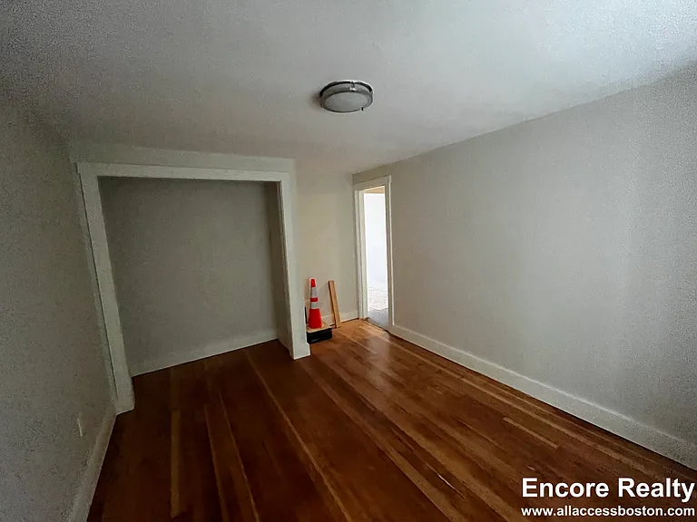 38 Gibson St #2 — Photo 4
