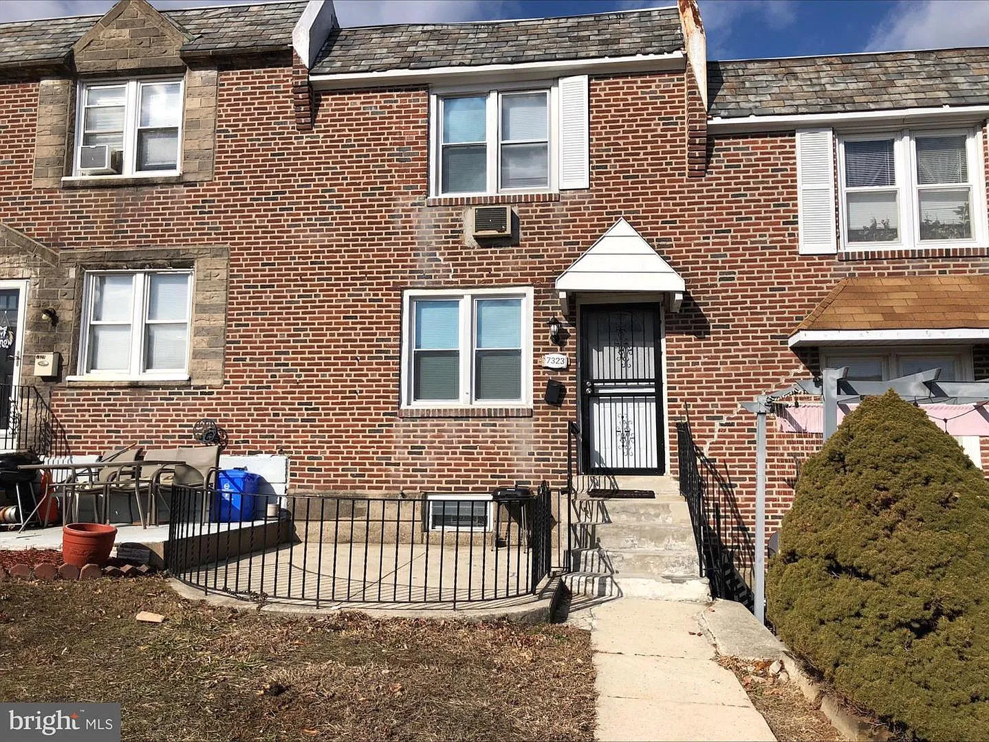 Renovated 2-Story Townhouse 3-Bedroom + 4th, Parking — Photo 1