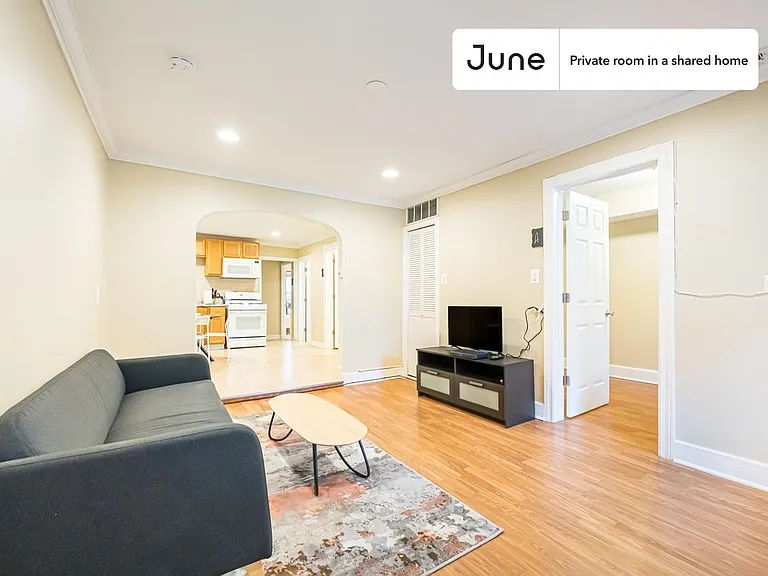 1639 W Superior St #C — Photo 5