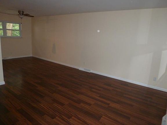 4th image of 33 Japonica Dr